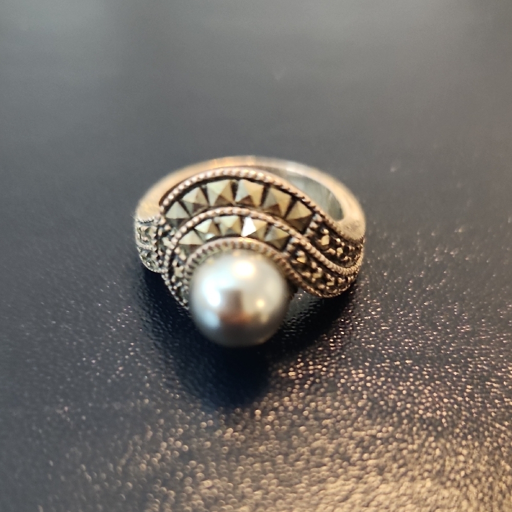 Elegant Sterling Silver Gray Pearl Ring With Marcasite